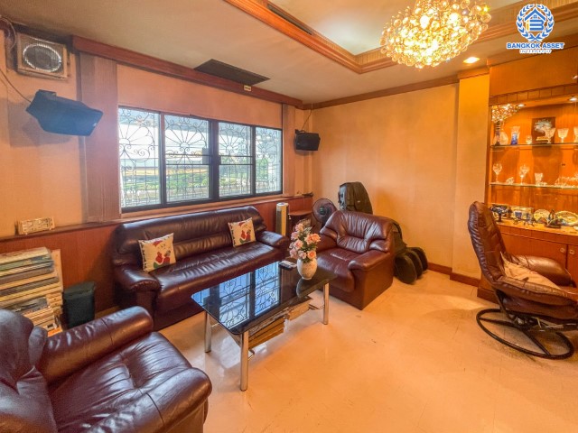 *****อาคารพาณิชย์มือสองย่านนนทบุรี อาคารพาณิชย์ ติดถ.แจ้งวัฒนะ เนื้อที่มากถึง 38 ตร.ว. ฟังก์ชันจัดเต็มถึง 6 ห้องนอน 4 ห้องน้ำ 2 ที่จอดรถ จะทำเป็นบริษัท หรือจะอยู่อาศัยก็ดี บนทำเลศักยภาพสุดๆ ใกล้เซ็นทรัลแจ้งวัฒนะ, รถไฟฟ้า (ในอนาคต) สายสีชมพู "สถานีแจ้งวัฒนะ-ปากเกร็ด 28" และทางด่วน "ศรีรัช"